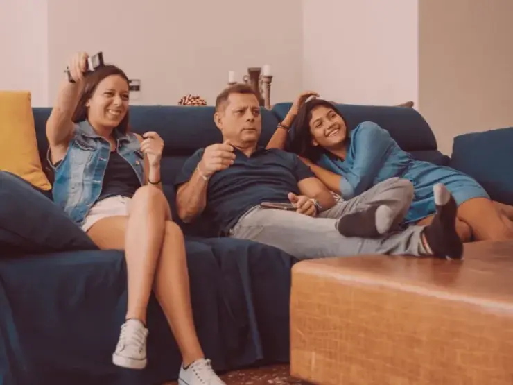 Amigos relaxando no sofá