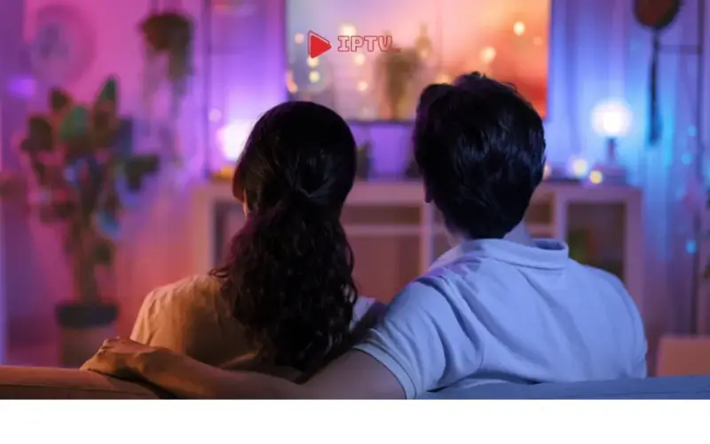 Casal assistindo televisão em uma sala aconchegante