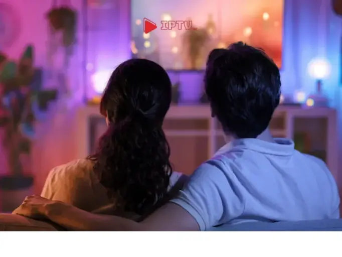 Casal assistindo televisão em uma sala aconchegante