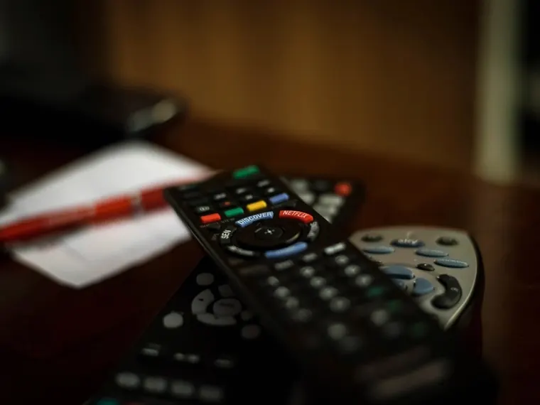 Controle remoto sobre a mesa