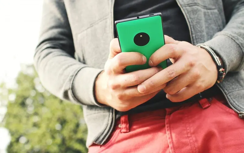 Homem com celular