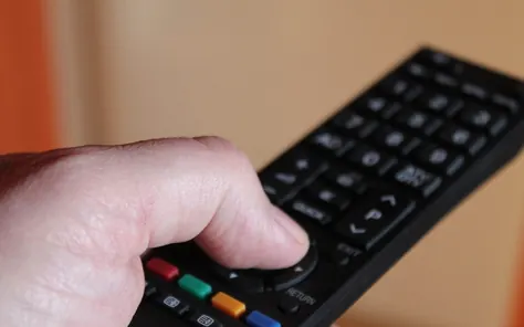 Mãos com controle remoto