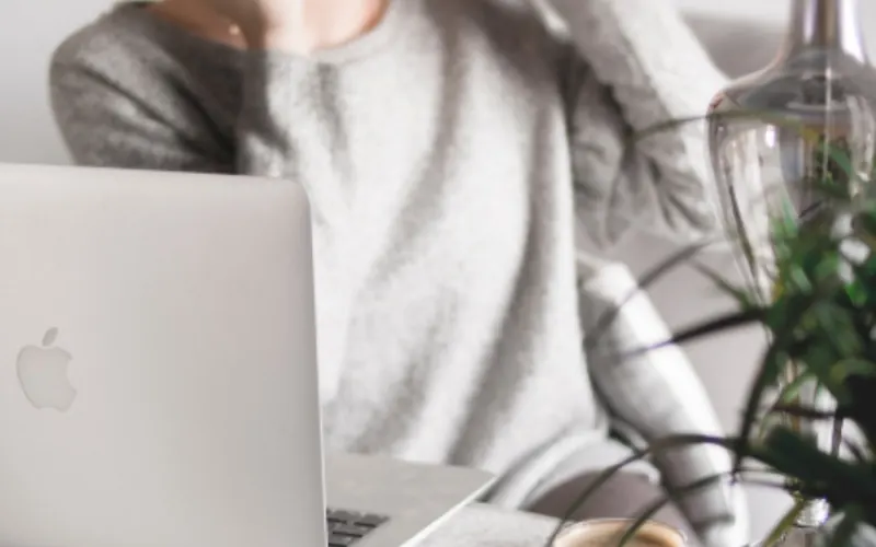 Mulher com celular e café no escritório