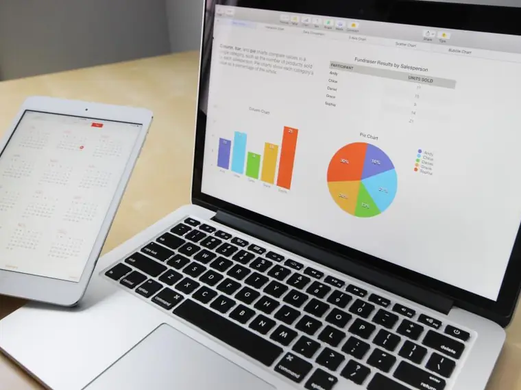 Notebook e tablet exibindo gráficos