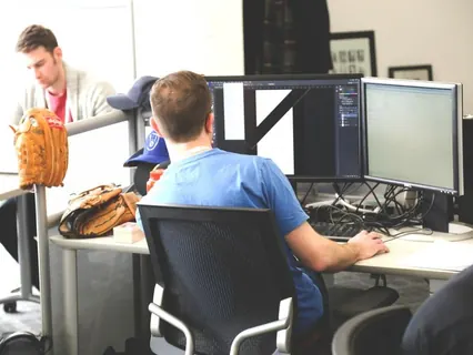 Pessoas com computador no escritório