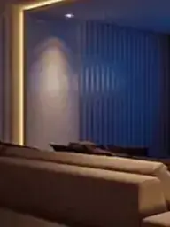 Sala de cinema em casa com projeção na tela