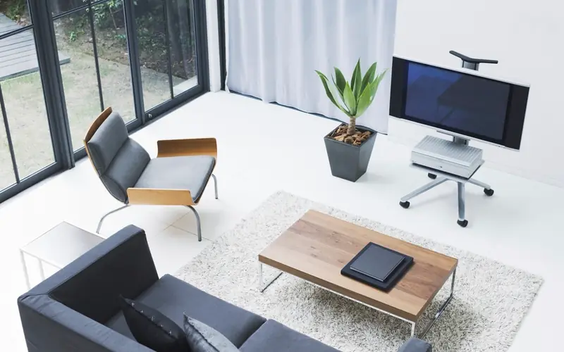 Sala moderna com televisão e poltronas