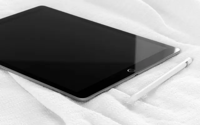 Tablet sobre tecido claro