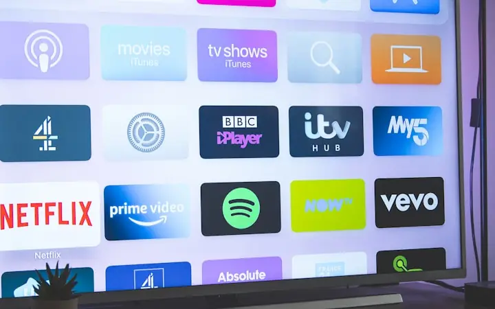 Tela de televisão com vários aplicativos de streaming